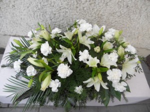 Wiązanka pogrzebowa z lilii i goździków