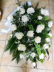 Wiązanka pogrzebowa z białych kwiatów