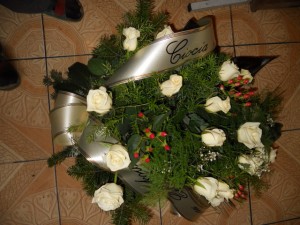 Wiązanka pogrzebowa z róż i hypericum
