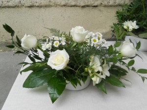 Dekoracja stołu weselnego z białych róż mniejsza