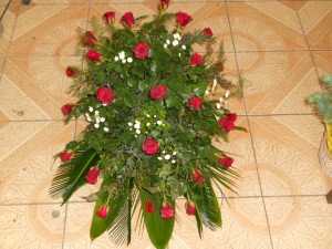Wiązanka pogrzebowa w kolorach narodowych z róż