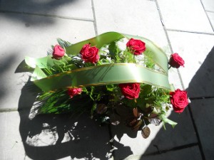 Wiązanka pogrzebowa z czerwonych róż