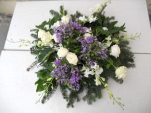 Wieniec pogrzebowy w tonacji biało-fioletowej leżący
