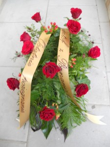 Wiązanka pogrzebowa z 10 róż i hypericum