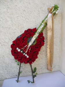 Wieniec pogrzebowy w kształcie gitary z róż