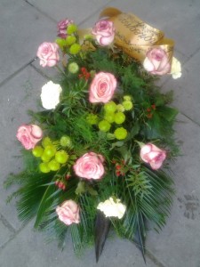 Wiązanka pogrzebowa z róż i gożdzików