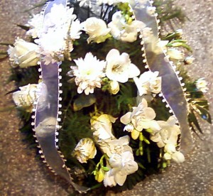 Wiązanka pogrzebowa z białych frezji