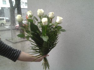Bukiet z dłlgich białych róż  (1)