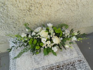 Dekoracja stołu z białych kwiatów większa 