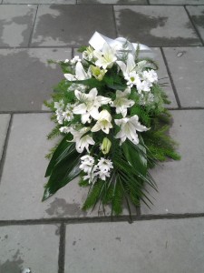 Wiązanka z białych lilii i margaretek