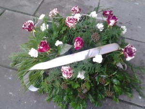 Wiązanka pogrzebowa z róż biało-czerwonych
