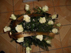 Wiązanka pogrzebowa z róż z białymi dodatkami