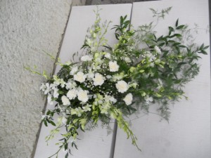 Dekoracja trumny z białych kwiatów