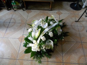 Wiązanka pogrzebowa z białych anturiów i goździków