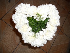 Bukiet w kształcie serca z białych goździków (1)
