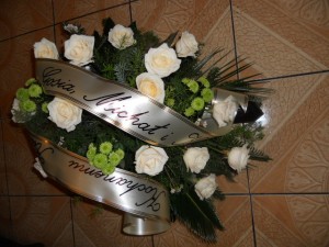 Wiązanka pogrzebowa z róż i santini