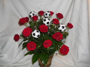 Kosz z różami i piłkami
