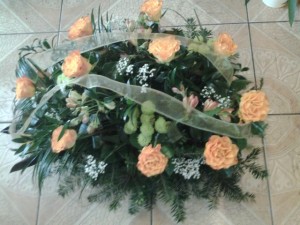Wiązanka pogrzebowa z róż i alstremerii