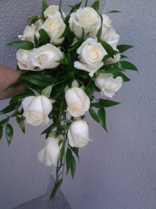 Bukiet ślubny dla Panny Młodej z białych róż spływający
