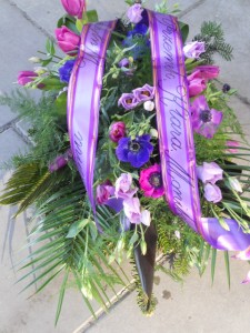 Wiązankab pogrzebowa z purpurowych kwiatów