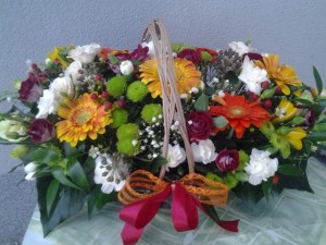 Koszyk florentynka z kolorowych kwiatów