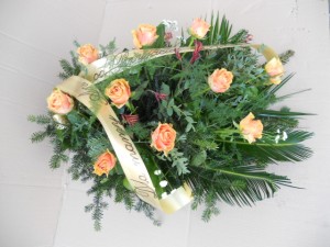 Wiązanka pogrzebowa z 10 herbacianych róż z dodatkami