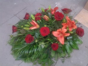 Wiązanka pogrzebowa z czerwonych róż i lilii