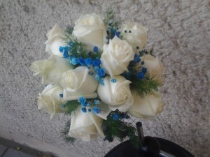 Bukiet ślubny dla Młodej z białych róż  z niebieską  gipsowka