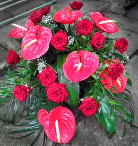Wiązanka z anturiów i czerwonych róż