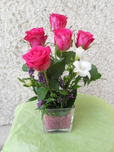 Kompozycja z różowych róż w szkle