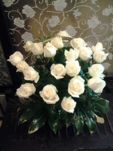 Kosz  z białymi różami 