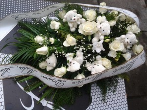 Wiązanka pogrzebowa z białych kwiatów z misiami