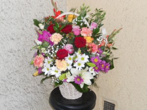 Kosz z kolorowych  kwiatów