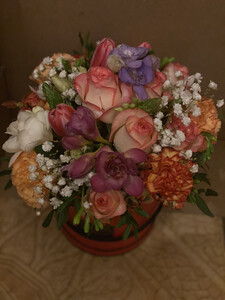Flowerbox z różami, goździkami i sezonowymi kwiatami